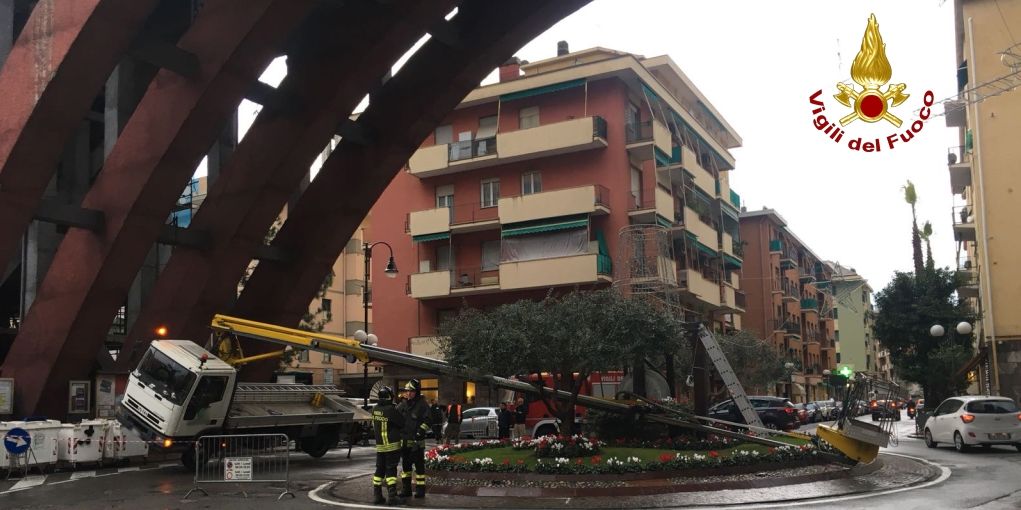 Genova, crolla una piattaforma aerea nel comune di Recco
