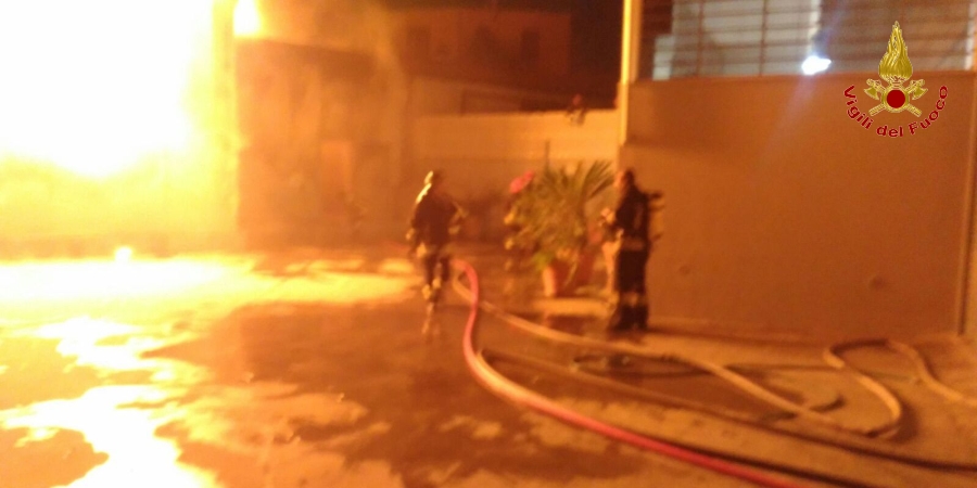 Roma, brucia un capannone a Pietralata
