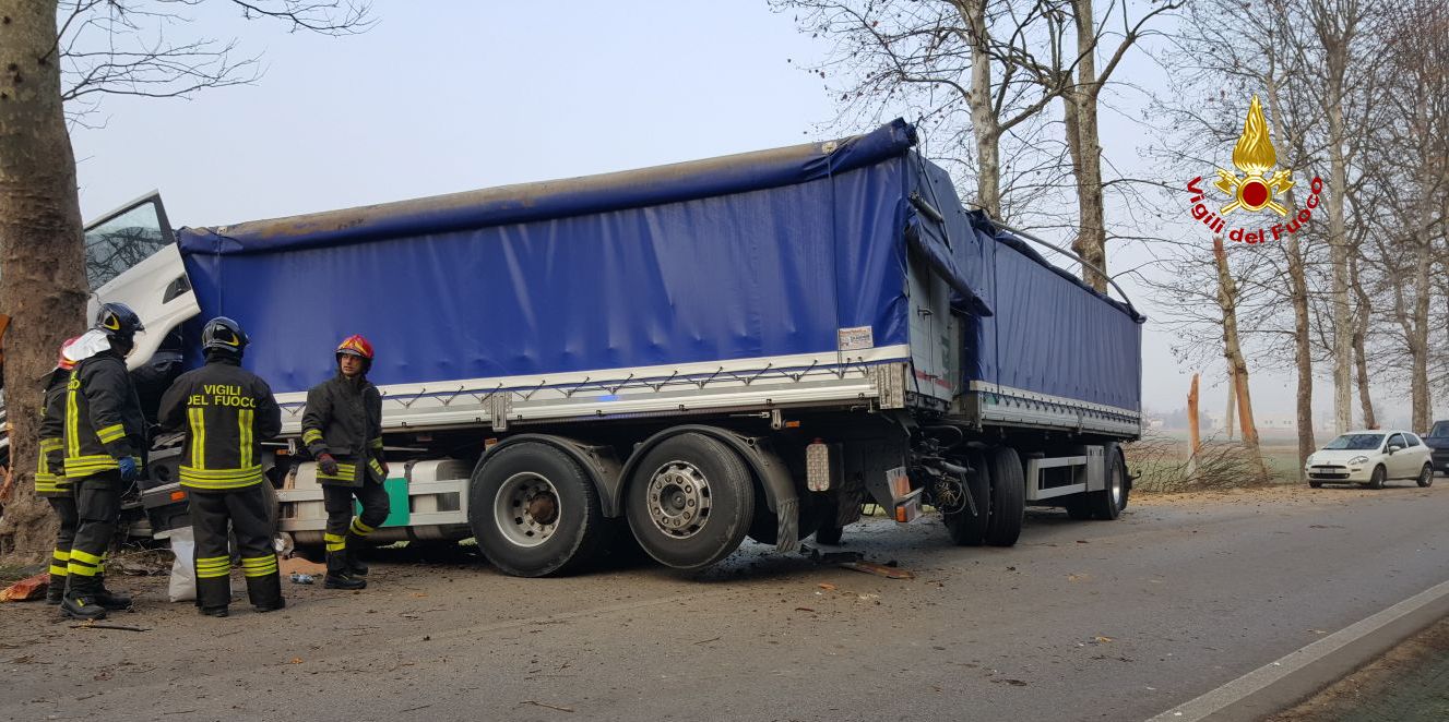 Vicenza, camion contro un platano, ferito il conducente