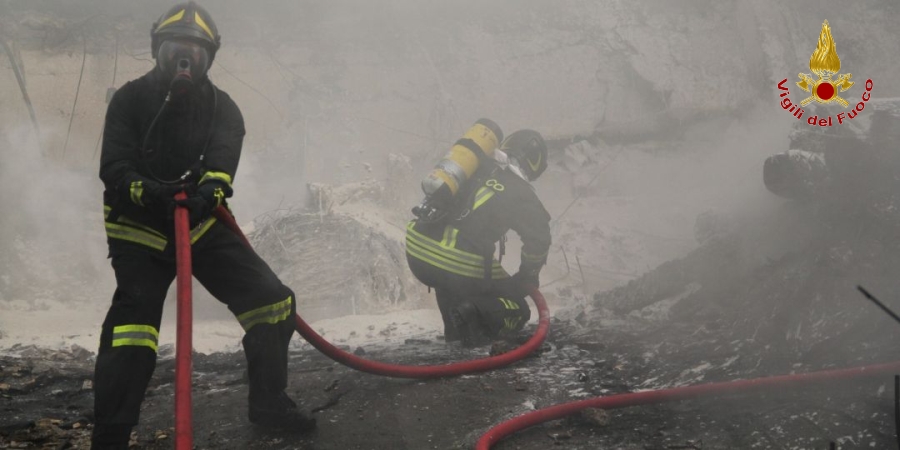 Roma, incendio ex fabbrica sulla Tiburtina