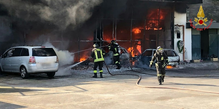 Catania, incendio in un'autofficina a Zafferana Etnea
