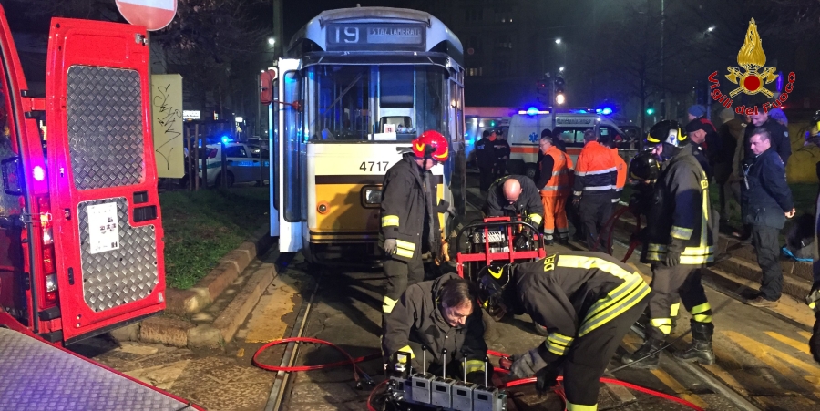 Milano, intervento di soccorso per una ragazza investita dal tram