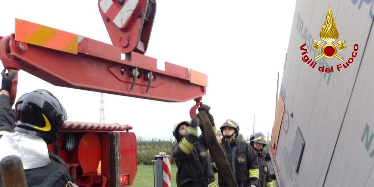 Pistoia, recuperato un mezzo pesante finito nel fosso a bordo strada