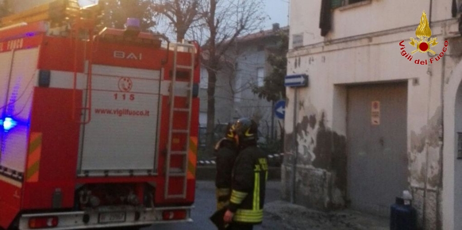 Modena, i Vigili del fuoco salvano due persone da edificio in fiamme