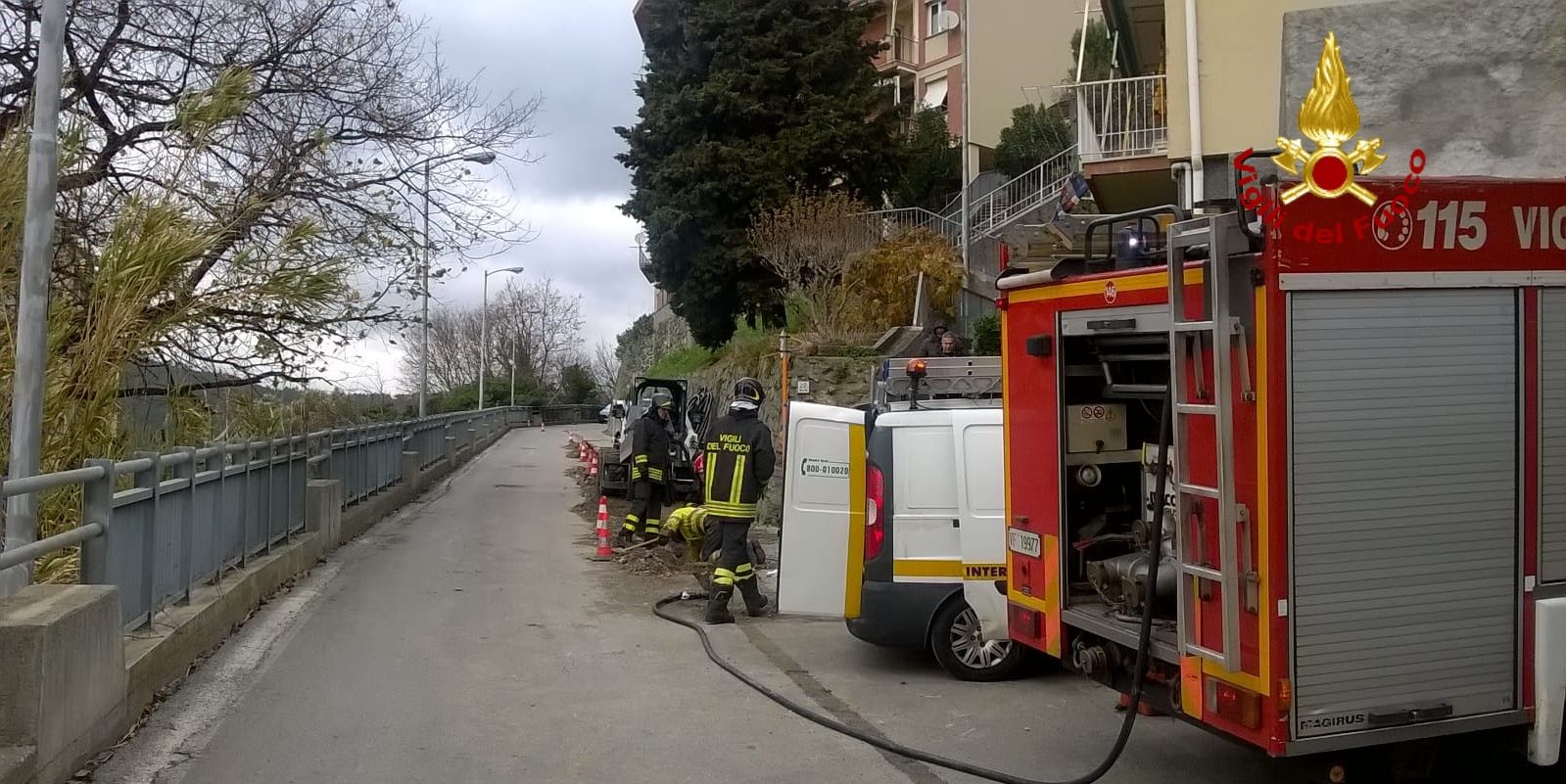 Genova, fuga di gas da tubatura forata durante lavori di scavo