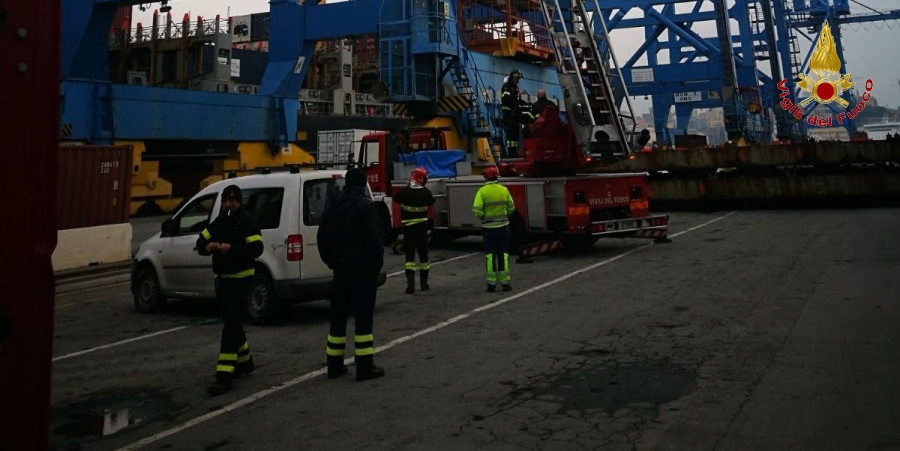 Genova, soccorso operaio bloccato nell'ascensore di cantiere