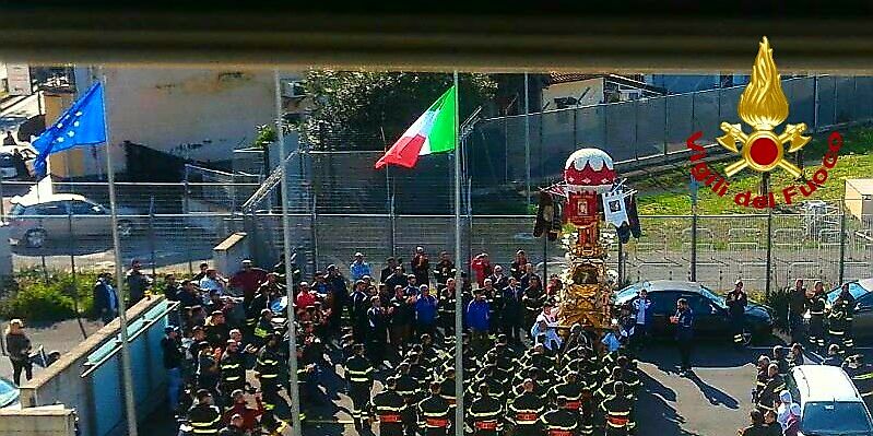 ingresso di una candelora nel centro di formazione dei Vigili del fuoco