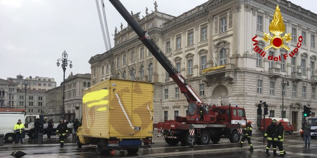 Trieste, i Vigili del fuoco impegnati a fronteggiare l'emergenza maltempo
