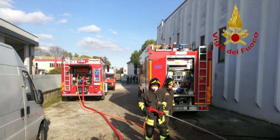 Macerata, incendio capannone nel comune di Treia