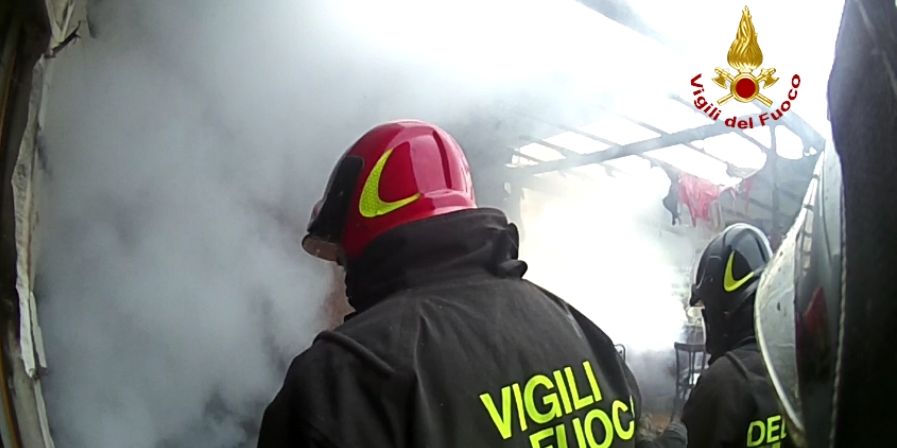 Vicenza, in fiamme il terrazzo di un'abitazione nel comune di Monteviale