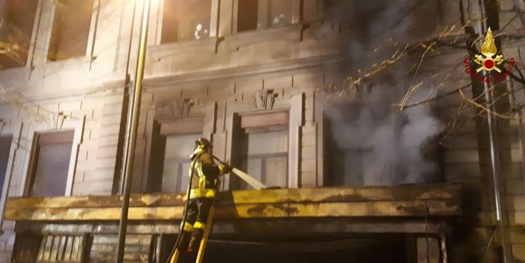 Messina, incendio di un chiosco adibito a rivendita di fiori e piante