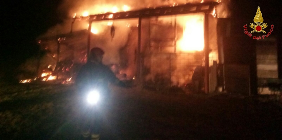 Lecco, incendio cascina nel comune di Carenno