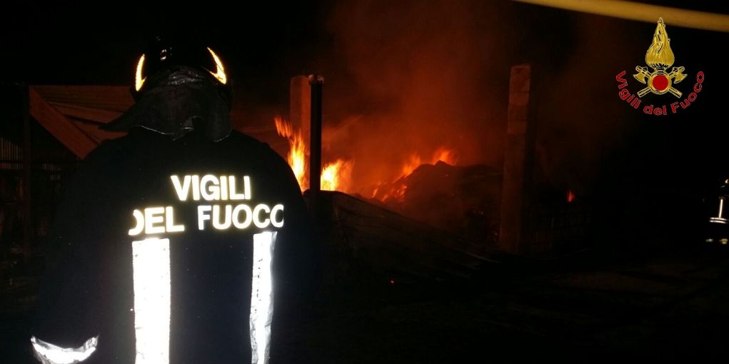 Avellino, incendio deposito agricolo nel comune di Zungoli