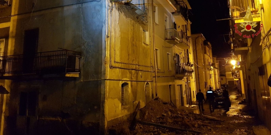 Catanzaro, parziale crollo di una palazzina nel comune di Lamezia Terme