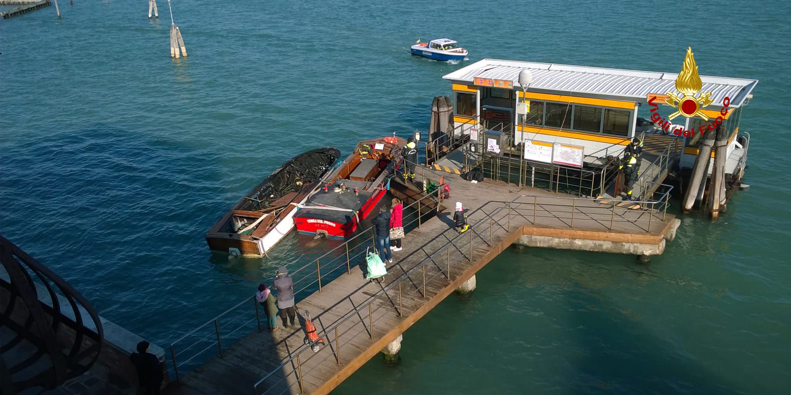 Venezia, in fiamme un taxi acqueo a Sant'Alvise a Cannaregio