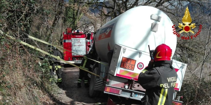 Ancona, soccorsa autocisterna contenente Gpl nel comune di Fabriano