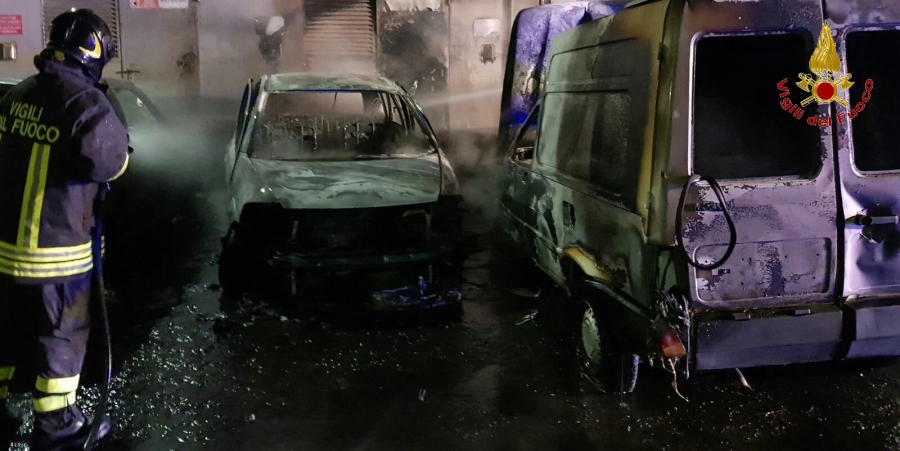 Cagliari, incendio auto nel quartiere Sant'Elia