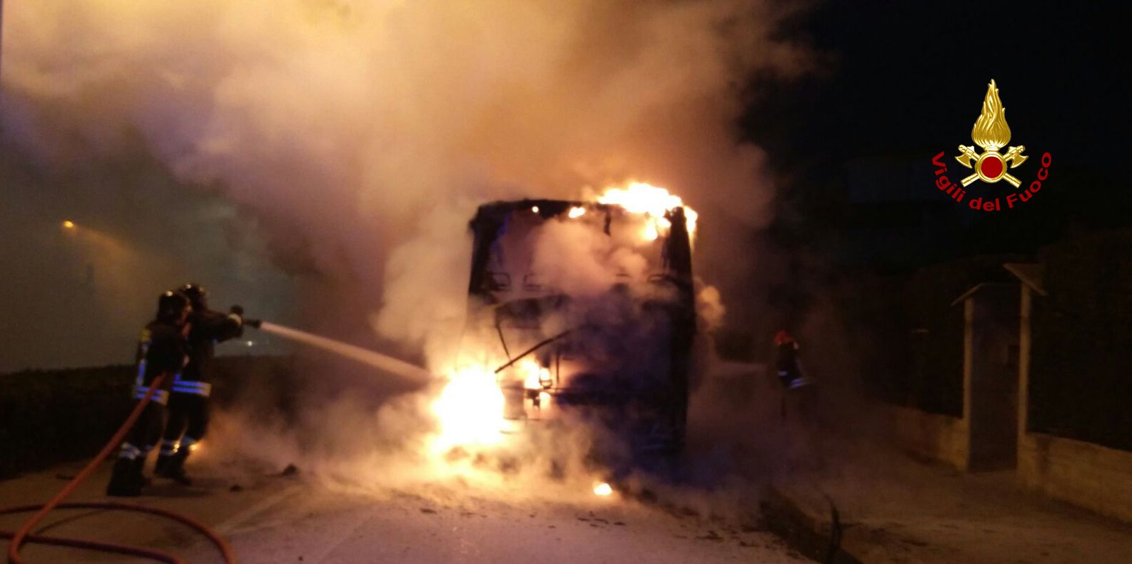 Venezia, in fiamme bus di linea con 50 persone a bordo a Sottomarina di Chioggia