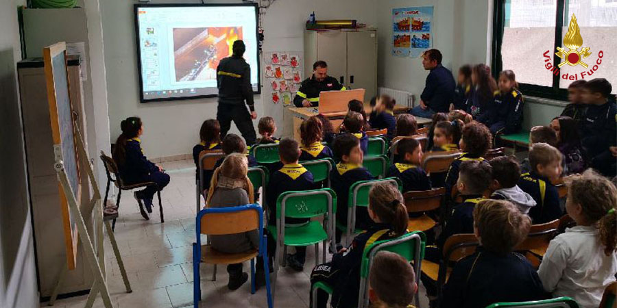 Napoli, i Vigili del Fuoco incontrano gli studenti a Castellamare di Stabia