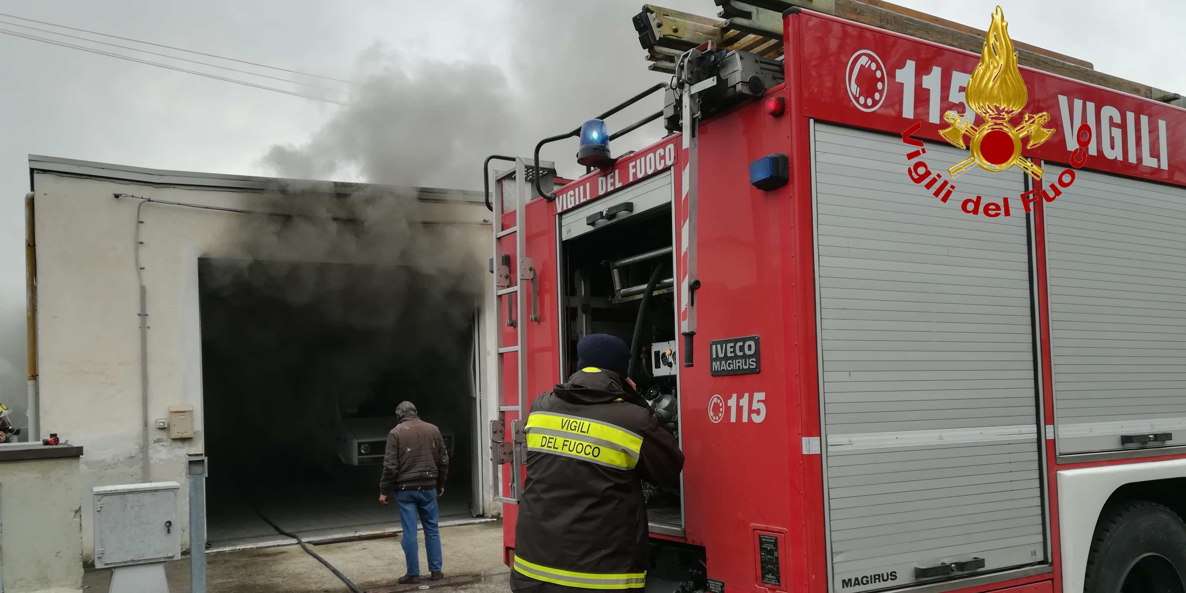 Macerata, incendio deposito derivati del latte in loc. Piediripa