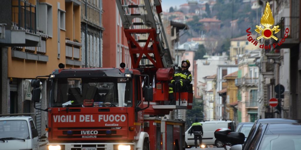 Trieste, prosegue l'impegno dei Vigili del fuoco per fronteggiare l'emergenza bora