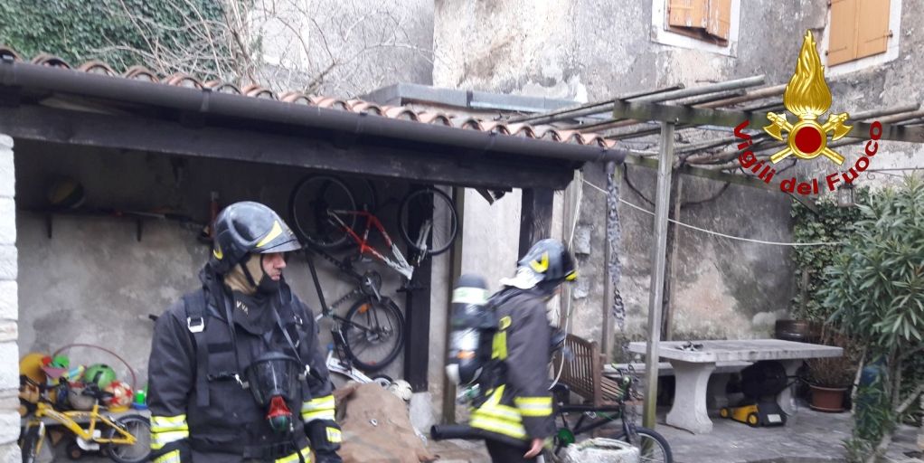 Trieste, incendio casetta nel comune di Aurisina