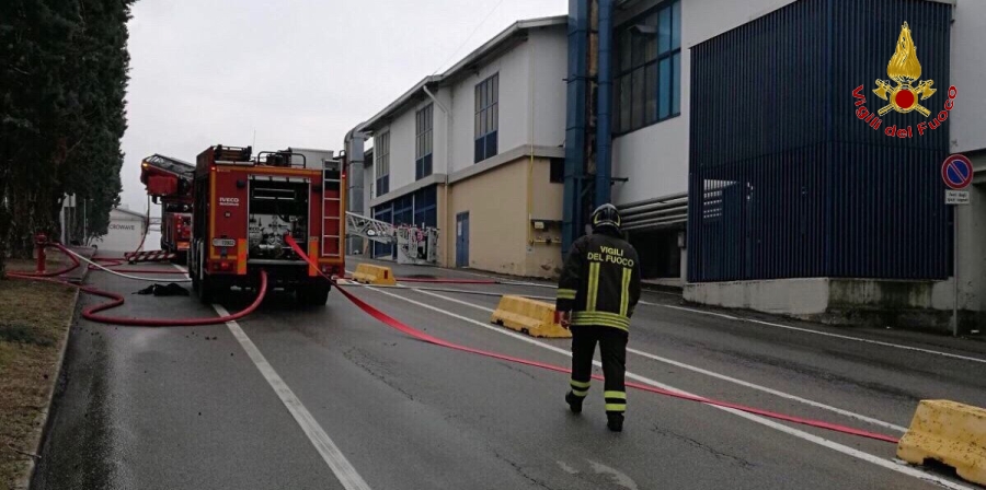 Varese, incendio attività industriale nel comune di Biandronno