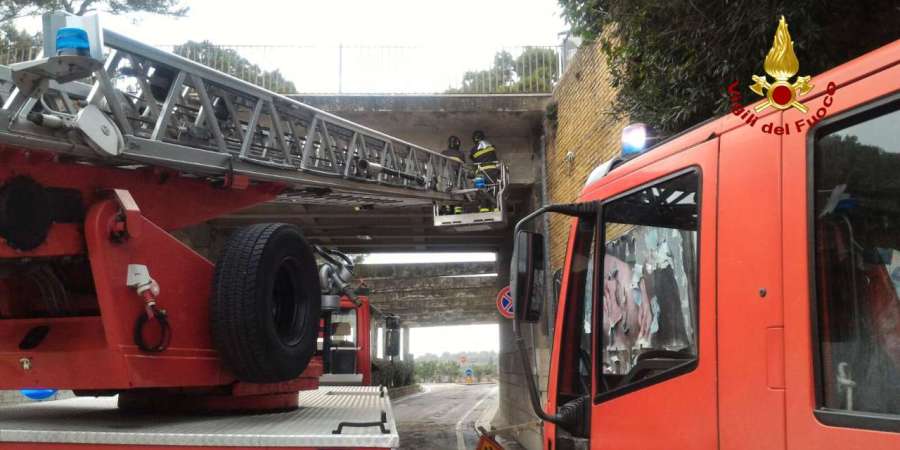 Ancona, caduta di intonaco dal cavalcavia del Pincio