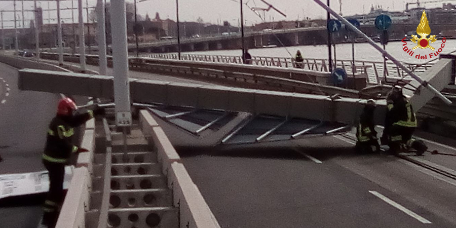 Venezia, rimozione pilone caduto sul ponte della Libertà