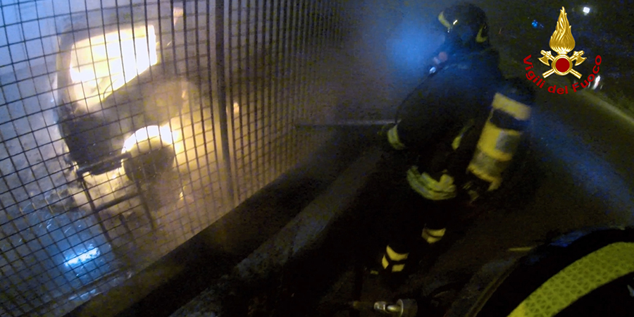 Savona, incendio all'interno di un capannone