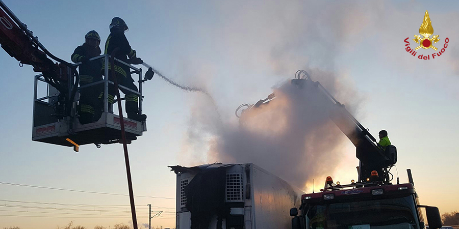 Reggio Emilia, incendio TIR su A1