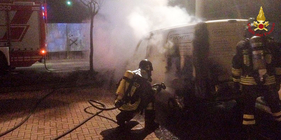 Varese, incendio di un veicolo