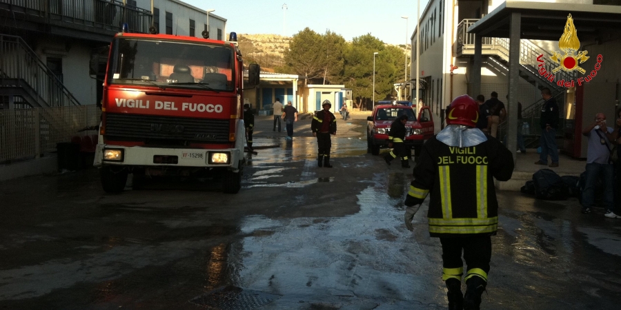 Agrigento, in fiamme una boetta fumogena nell' Hot Spot di Lampedusa