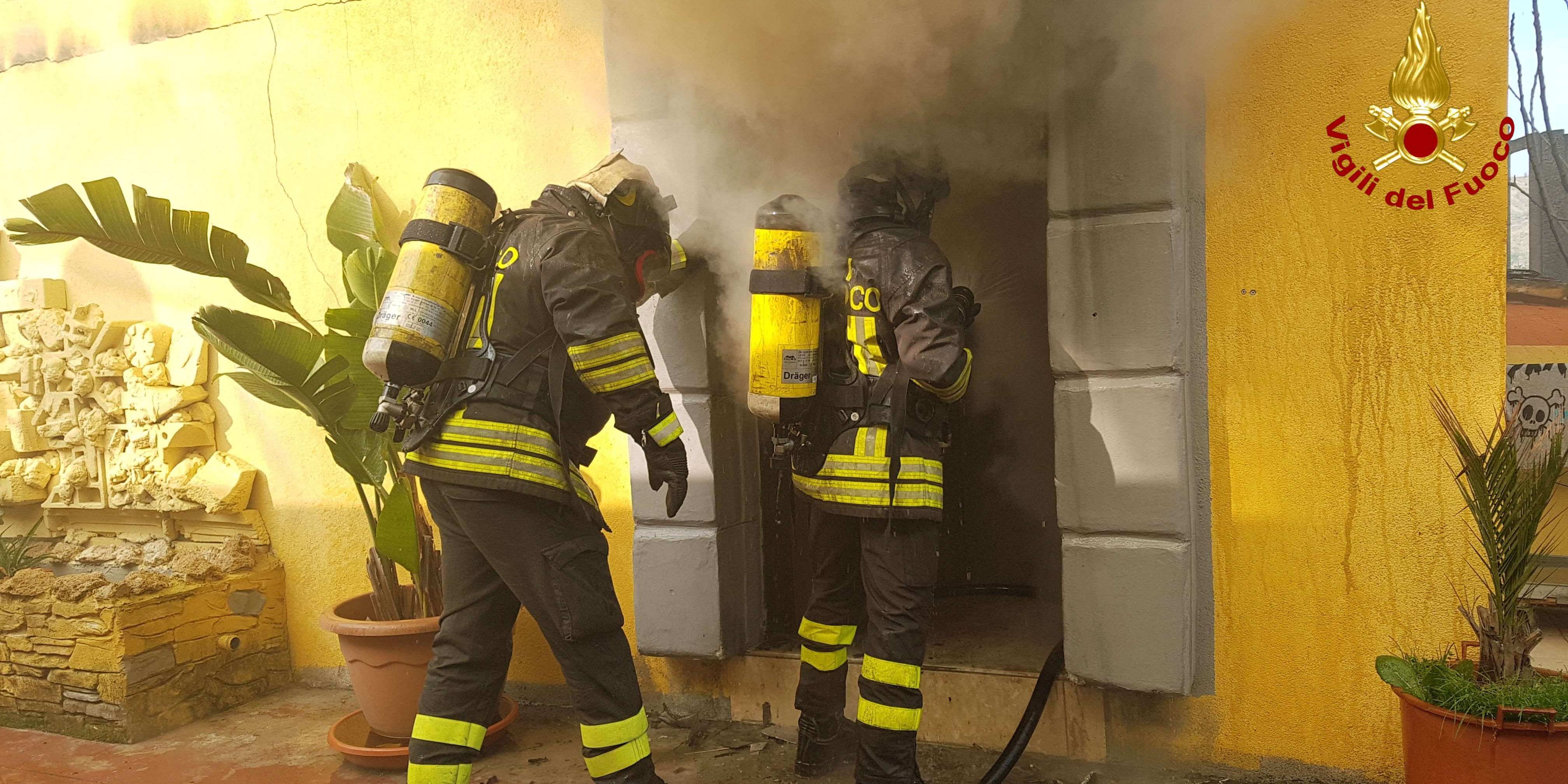 Crotone, incendio abitazione in città