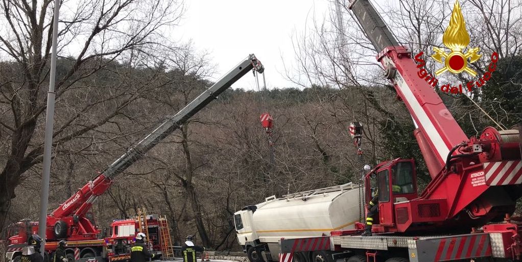 autocisterna in bilico in seguito ad incidente stradale