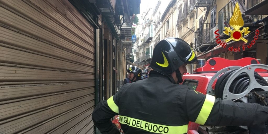 Palermo, incendio attività commerciale
