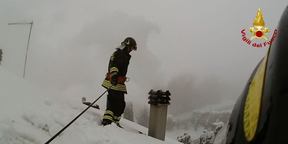 Ancona, i Vigili del fuoco impegnati a causa delle abbondanti nevicate