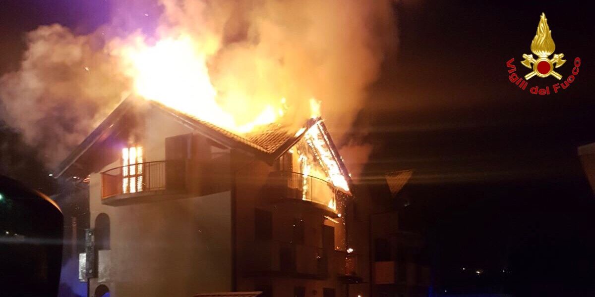 Varese, incendio tetto edificio nel comune di Cavaria