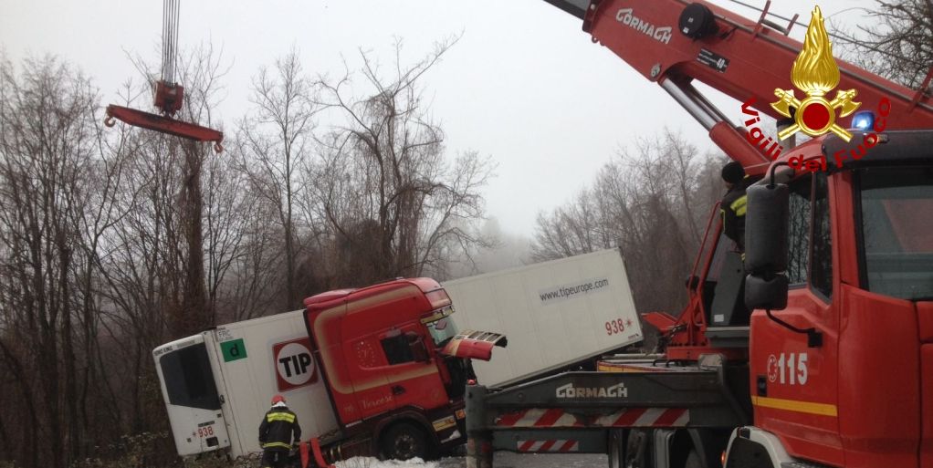 Genova, rimosso un autoarticolato che costituiva ingombro stradale sul passo del Bracco