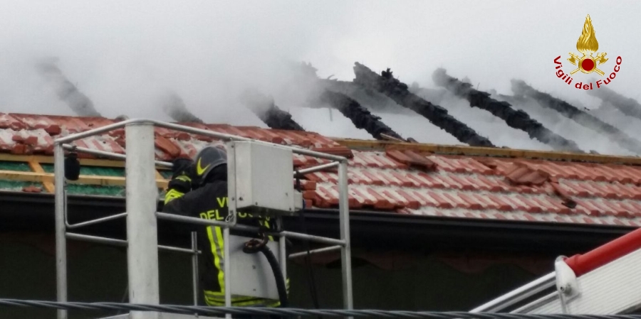Novara, incendio tetto nel comune di Invorio