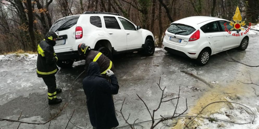 Genova, soccorsi automobilisti in difficoltà a causa del manto stradale ghiacciato