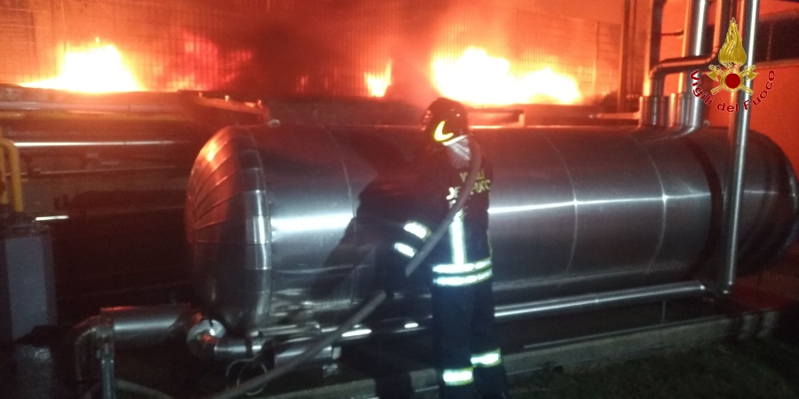 Roma, incendio capannone nel comune di Pomezia