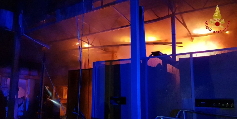 Roma, incendio capannone nel comune di Fiumicino
