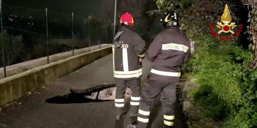 I Vigili del Fuoco mettono in sicurezza una voragine ad Ancona