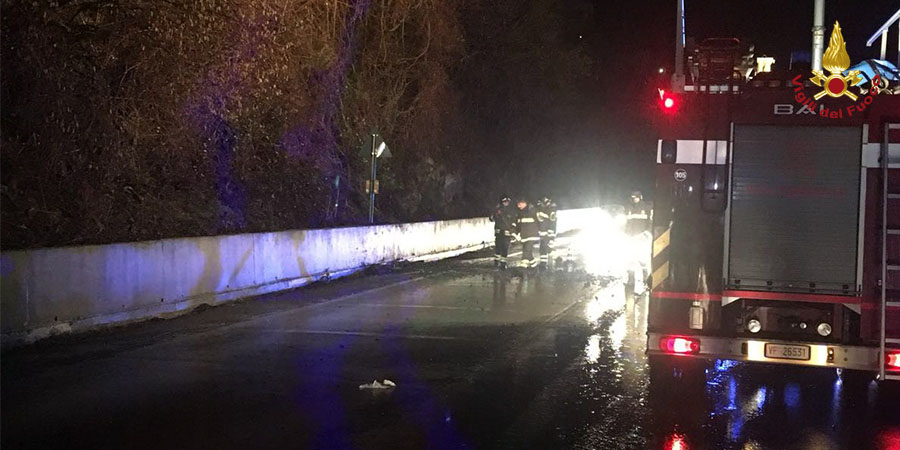Genova, massi sulla strada statale dei Giovi