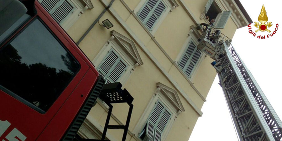 Ancona, intervento per distacco di intonaco in centro citta'