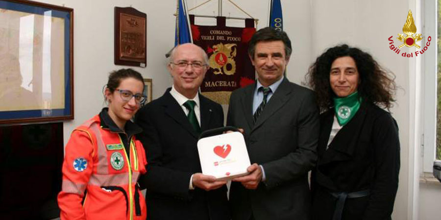 Macerata, la Croce Verde dona un fibrillatore ai VIgili del Fuoco