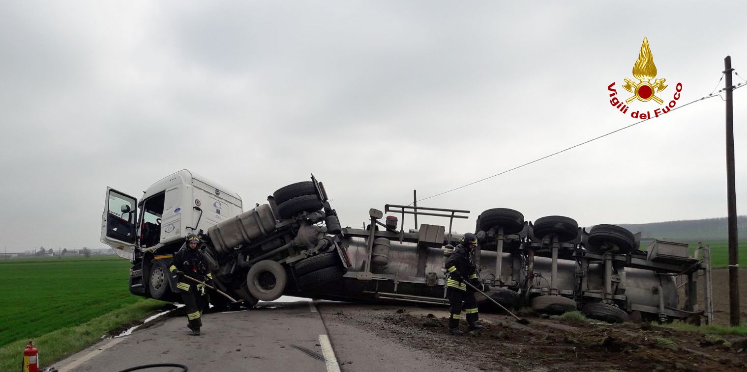 Rovigo, si rovescia un'autocisterna carica di acetone nel comune di Salara