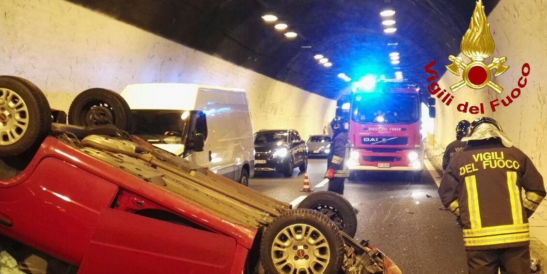 Genova, auto si ribalta sull'autostrada "A.12"