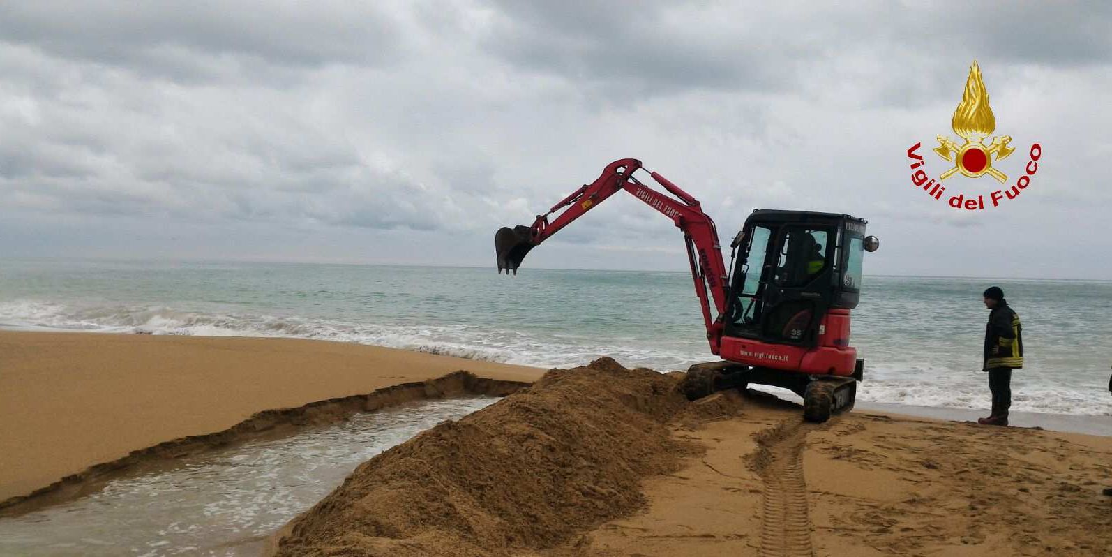 Macerata, recupero autovetture presso la foce del fiume Asola
